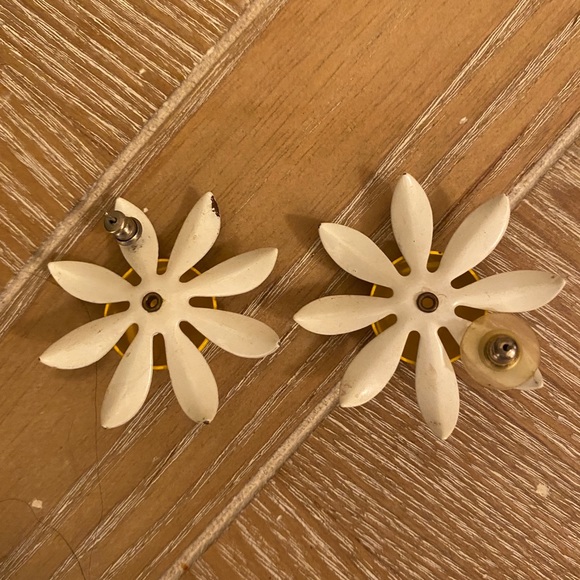 Daisy earrings—so vintage they’re in style again! - Picture 2 of 3